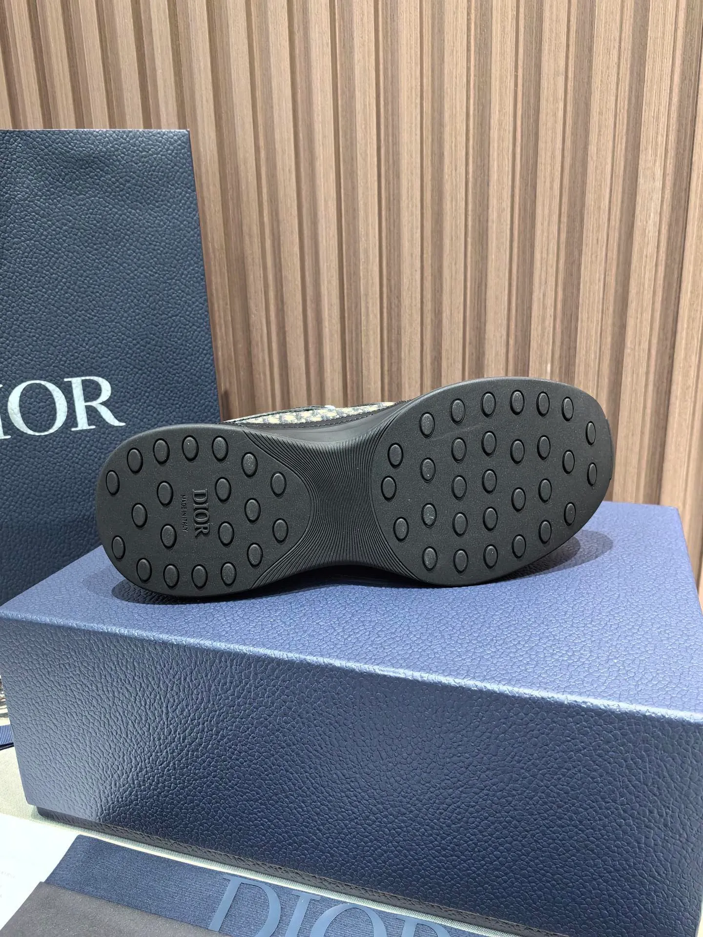 Factory price: 440💰 🔍Top purchasing agent🇮🇹 Dior's super-popular sports shoes, popular for street men, are synchronized with the new product counters. The uppers are made of Italian original imported cowhide and matched with D's customized fabrics. It is a must-have for fashionistas. The complex craftsmanship is perfectly reproduced. Imported soft cowhide foot pads, soles: original soles specially provided by the original factory, exclusive movable molded soles are super comfortable, original factory follow-up goods, 🔍🔍high quality, you can enter and exit the counter at will, welcome to compare, code number 38-45 (46 can be customized and cannot be returned or exchanged)